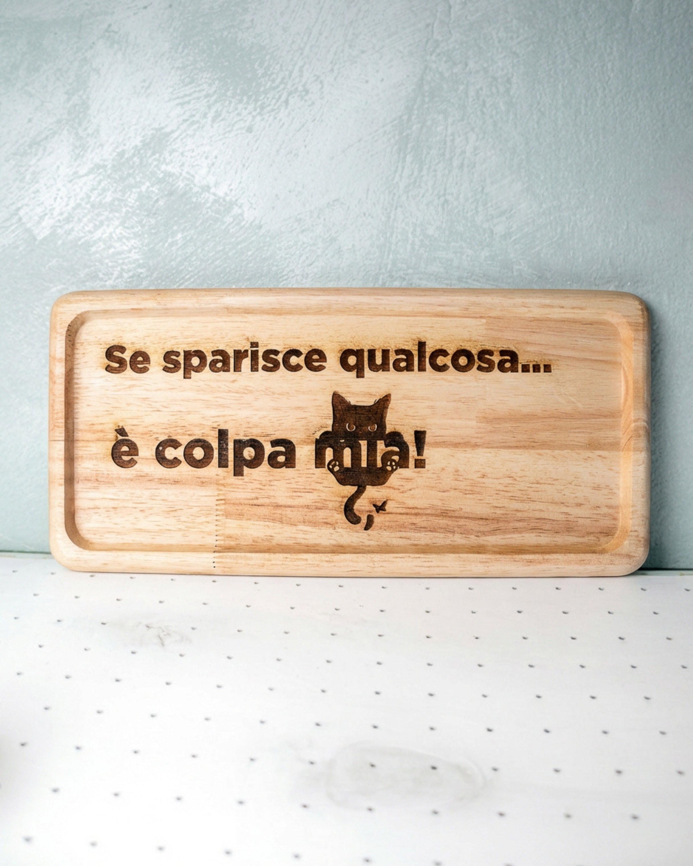 Tagliere in legno inciso con frase ironica e illustrazione, accessorio artigianale per tavola e cucina
