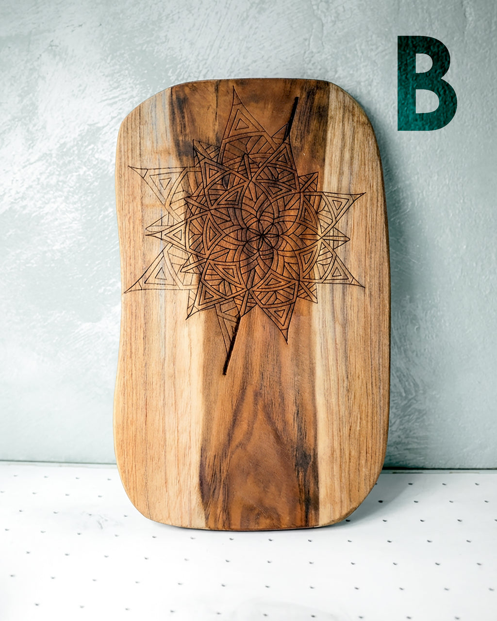 Tagliere in legno con mandala inciso, accessorio artigianale per tavola e cucina dal design zen