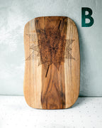 Tagliere in legno con mandala inciso, accessorio artigianale per tavola e cucina dal design zen