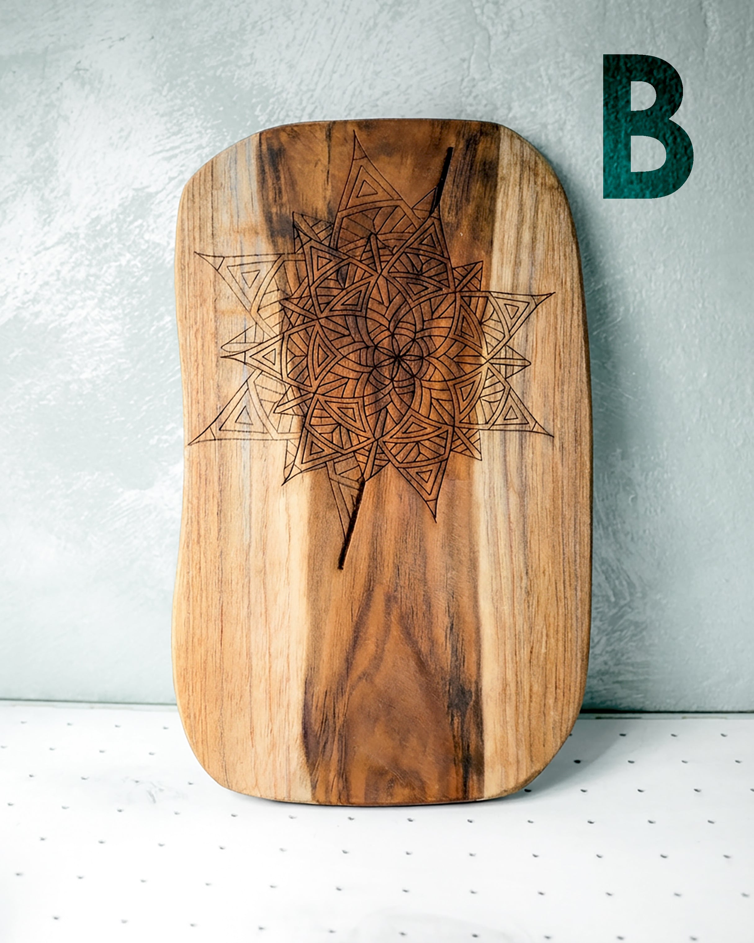 Tagliere in legno con mandala inciso, accessorio artigianale per tavola e cucina dal design zen