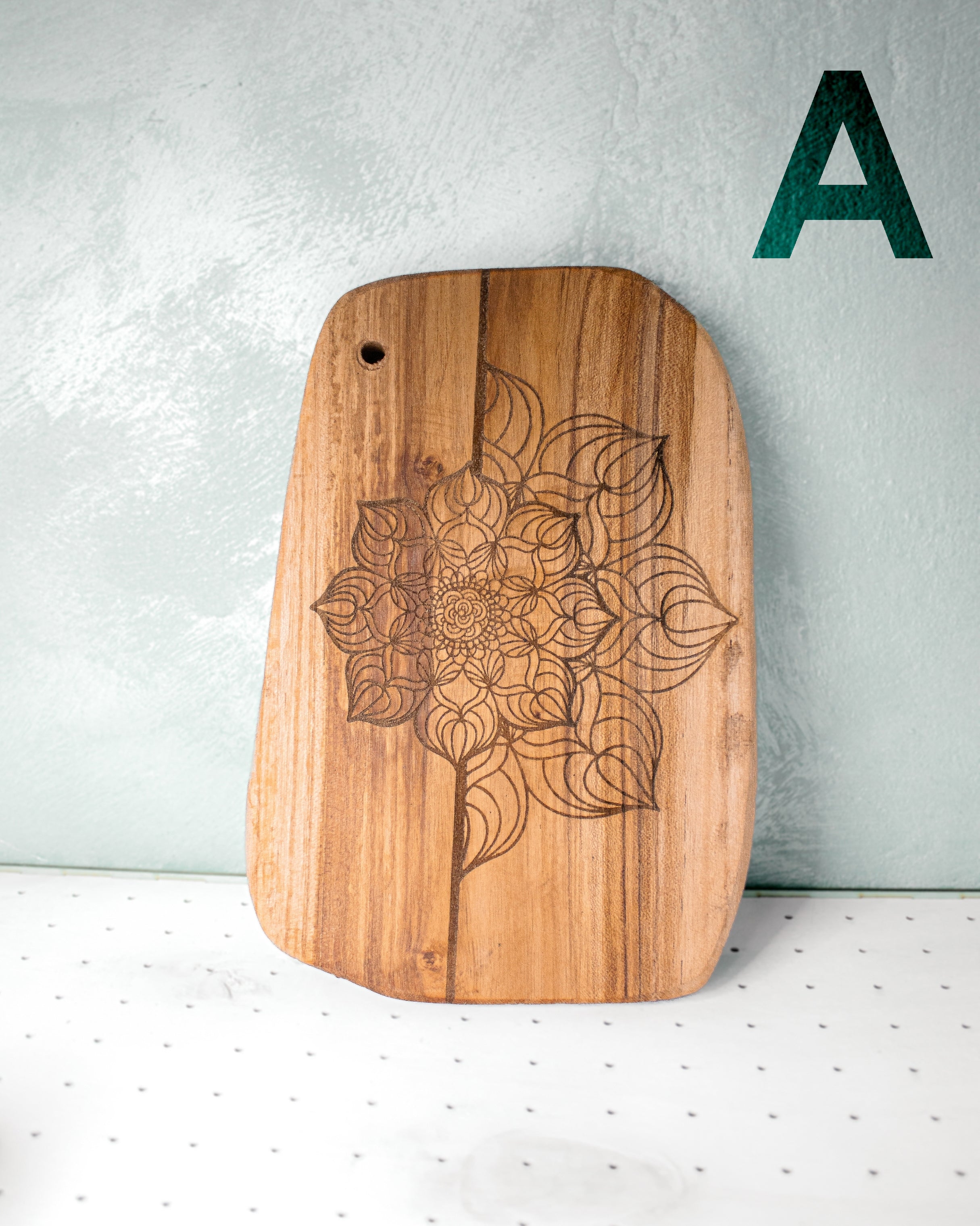 Tagliere in legno con mandala inciso, accessorio artigianale per tavola e cucina dal design zen