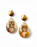 Orecchini tigre vintage in plexiglass panna con stampa retrò e finitura in resina, perno in acciaio anallergico color oro.