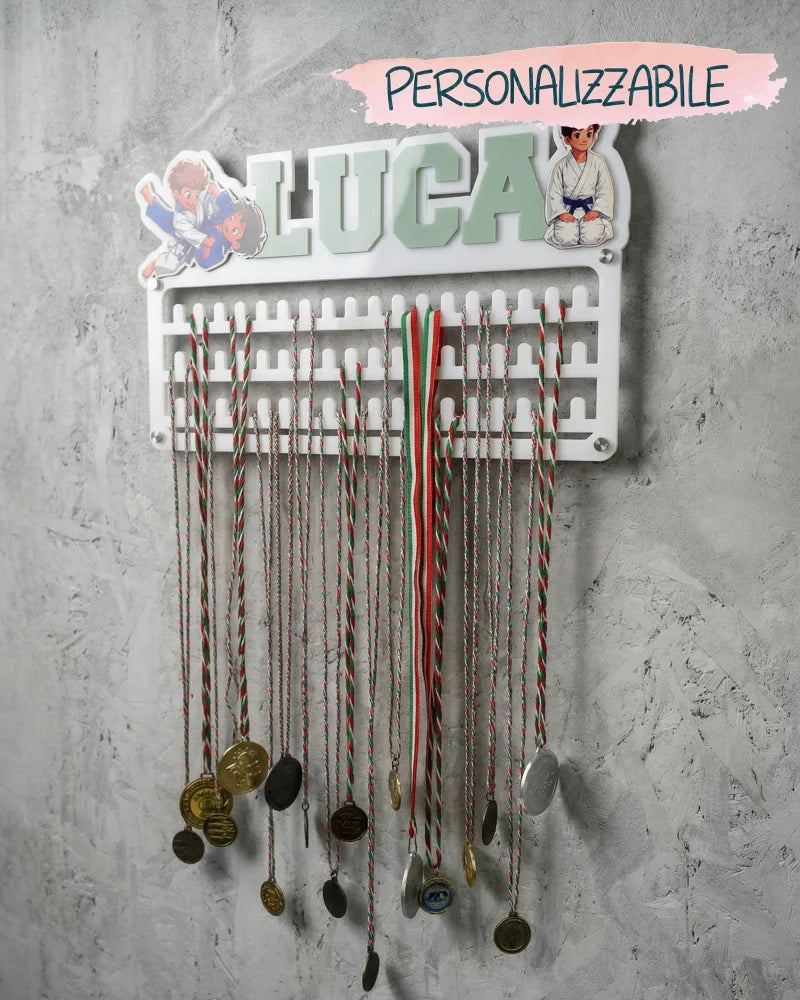 Porta medaglie personalizzato in plexiglass con nome colorato e caricatura sportiva su misura judo
