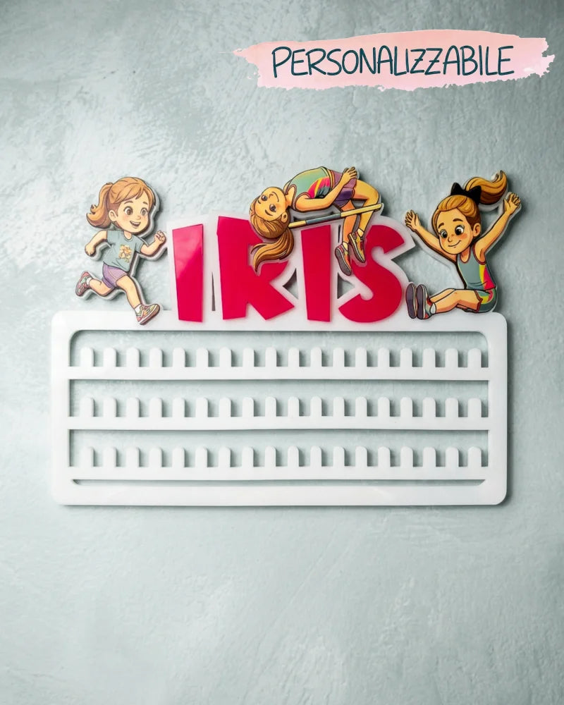 Porta medaglie personalizzato in plexiglass con nome colorato e caricatura sportiva su misura