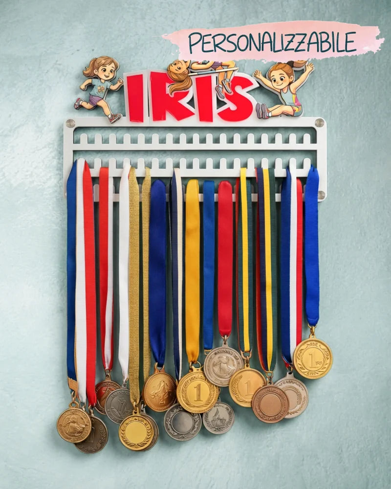Porta medaglie personalizzato in plexiglass con nome colorato e caricatura sportiva su misura - esempio creato con l'IA