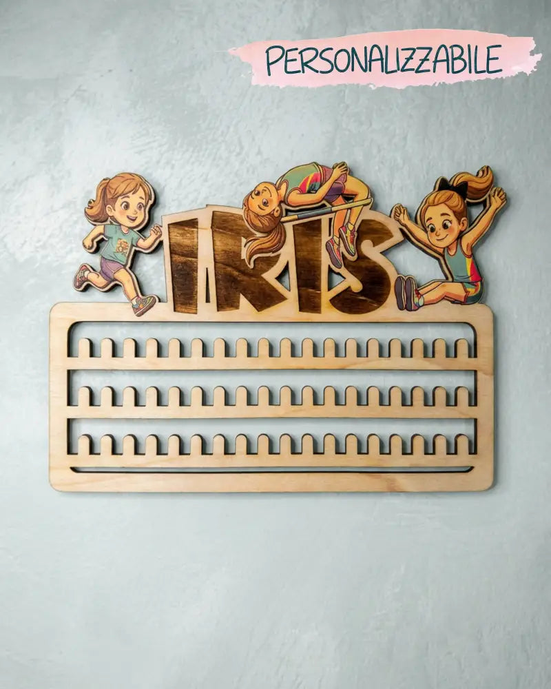 Portamedaglie personalizzato in legno di pioppo con nome inciso e caricatura sportiva a colori